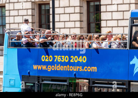 Londres, Royaume-Uni - 22 juin 2018 : les touristes assis dans blue Golden Tours double decker bus de tournée sur la route de rue dans le centre-ville de SoHo en tenant pictu Banque D'Images