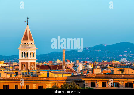 Ville italienne historique de Rome, Italie cityscape skyline with high angle view of architecture dynamique de vieux bâtiments tower pendant le coucher du soleil soir nuit Banque D'Images