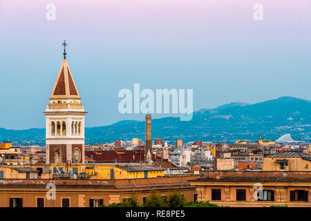 Ville italienne historique de Rome, Italie cityscape skyline with high angle view of pink and purple sky avec l'architecture des bâtiments anciens tower pendant le coucher du soleil Banque D'Images