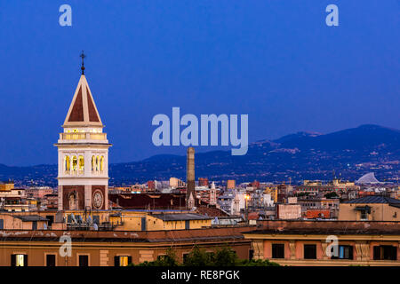 Ville italienne historique de Rome, Italie cityscape skyline with high angle view of blue et purple sky avec l'architecture des bâtiments anciens dans la tour sombre nuit Banque D'Images