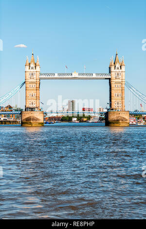 Londres, Royaume-Uni - 22 juin 2018 : Low angle Vue verticale de voile sur le célèbre Tower Bridge sur la Tamise avec double decker bus lors journée ensoleillée Banque D'Images