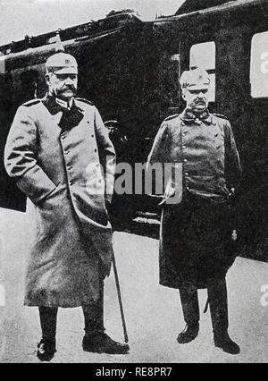 L'on voit ici sur cette photo qui date de la Première Guerre mondiale sont Hindenburg et Ludendorff, les commandants des armées allemandes sur le front occidental. Erich Ludendorff fut un général allemand et a été vitorious dans la bataille de Liège et bataille de Tannenberg. Il a dirigé l'Hindenberg et de l'effort de guerre de la Première Guerre mondiale, mais l'échec de l'Offensive du printemps de 1918 a conduit à son éviction plus tard cette année. Paul von Hindenburg avait ordonné à l'armée allemande pendant la seconde moitié de la Première Guerre mondiale et, en 1925, a été élu Président de la République de Weimar. Il a nommé le chancelier Adolf Hitler en 1933. Le zeppeli Banque D'Images