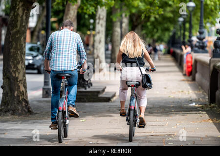 Londres, Royaume-Uni - 23 juin 2018 : Chelsea Embankment avec retour de deux personnes touristes couple sur le trottoir de la rue de l'été journée romantique Banque D'Images