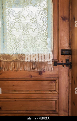 Porte d'entrée en bois teinté marron dans la salle de séjour à l'intérieur d'une ancienne maison de style Canadiana 1807 Banque D'Images