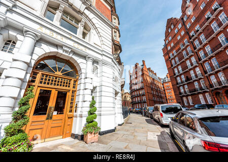 Londres, Royaume-Uni - 24 juin 2018 : le quartier de Knightsbridge et Kensington street avec old vintage style traditionnel victorien en briques historique appartements archi Banque D'Images