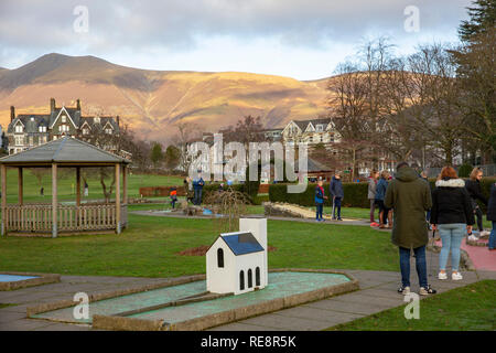 Le parc espère dans le centre-ville de Keswick sur un jour, les gens l'hiver glacial jouer mini golf dans le parc,Keswick Cumbria,Angleterre, Banque D'Images