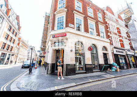 Londres, Royaume-Uni - 24 juin 2018 : fast food restaurant Chipotle store boutique avec man extérieur entrée dans Soho avec inscription sur la brique historique buildi Banque D'Images