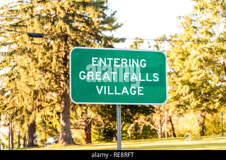 Great Falls, États-Unis d'inscription pour le centre-ville en Virginie du Nord ville ville avec libre dans le comté de Fairfax et arbres en arrière-plan Banque D'Images