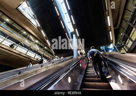 Londres, Royaume-Uni - 26 juin 2018 : Les gens foule banlieusards équitation escalators jusqu'à l'intérieur du tube de métro metro au cours de trajet du matin dans la région de Canary Wharf avec mode Banque D'Images