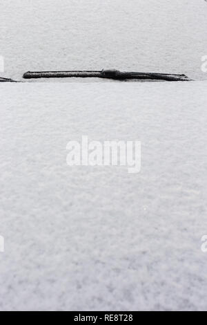Von Schnee und Eis bedecktes Auto. Banque D'Images