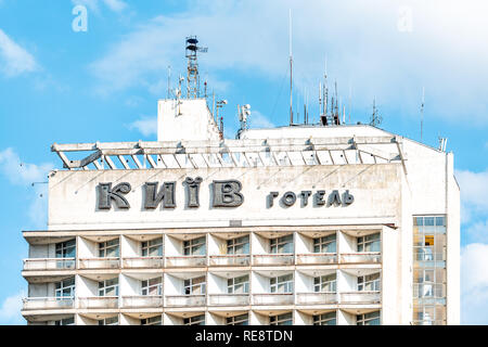 Kiev, Ukraine - le 12 août 2018 : Célèbre dans le centre-ville de Kiev Hôtel Khreschatyk avec zone libre de signer et d'un balcon vieille architecture Banque D'Images