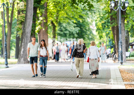 Kiev, Ukraine - le 12 août 2018 : peuple ukrainien couple couples romantiques et les femmes âgées marcher au centre-ville d'Mariinskyi Park, Kiev en été alley s Banque D'Images