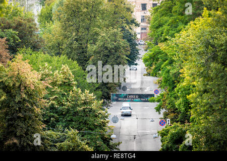 Kiev, Ukraine - le 12 août 2018 : High angle view of Kiev street road en été Peter's Alley avec des arbres et des voitures en signe de la circulation Banque D'Images