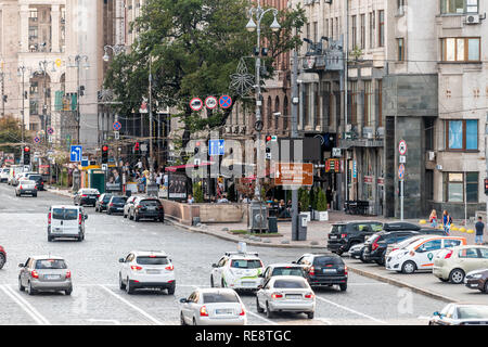 Kiev, Ukraine - le 12 août 2018 : la route de Kiev à l'été célèbre Khreschatyk street et voitures dans les panneaux de circulation Banque D'Images