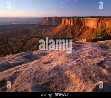 USA, Utah, Canyonlands National Park, vue au coucher du soleil vers Murphy et du bassin, de loin la Tour Chandelier Grand View Point, île dans le ciel. Banque D'Images