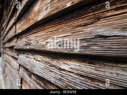 Une vieille porte de grange avec rusty nails Banque D'Images
