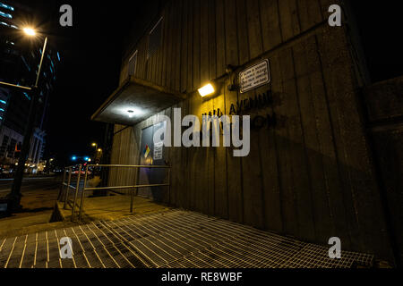 Station de pompage en plein milieu de la ville de Norfolk, Virginie, la nuit Banque D'Images