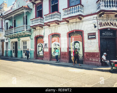 Cartagena, Colombie - mars 2019 : scène de rue et façades colorées de la vieille ville de Cartagena , Colombie Banque D'Images