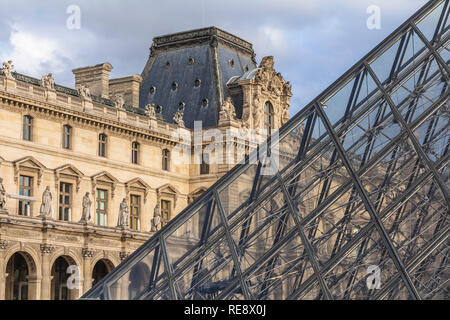 Pyramide du Louvre à Paris avec vue sur la belle architecture Banque D'Images