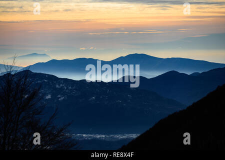 Belle vue sur des montagnes entouré par des nuages et du brouillard au coucher du soleil. Parc National des Abruzzes, Latium et Molise, Italie. Banque D'Images