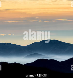 Belle vue sur des montagnes entouré par des nuages et du brouillard au coucher du soleil. Parc National des Abruzzes, Latium et Molise, Italie. Banque D'Images