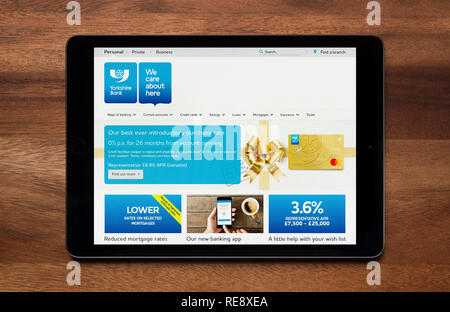 Le site internet de Yorkshire Bank est vu sur un iPad tablet, qui repose sur une table en bois (usage éditorial uniquement). Banque D'Images