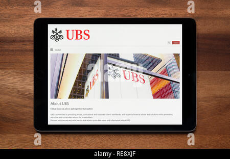 Le site internet de la banque UBS est vu sur un iPad tablet, qui repose sur une table en bois (usage éditorial uniquement). Banque D'Images