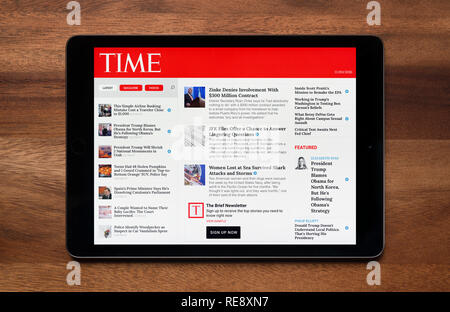 Le site Internet du magazine Time est vu sur un iPad tablet, qui repose sur une table en bois (usage éditorial uniquement). Banque D'Images