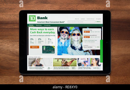 Le site internet de la Banque TD est vu sur un iPad tablet, qui repose sur une table en bois (usage éditorial uniquement). Banque D'Images