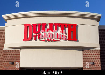 WOODBURY, MN/USA - 19 janvier 2019 : Duluth Trading Company sur l'extérieur et marque logo.La Duluth Trading Company est une marque de vêtements américaine et un Banque D'Images