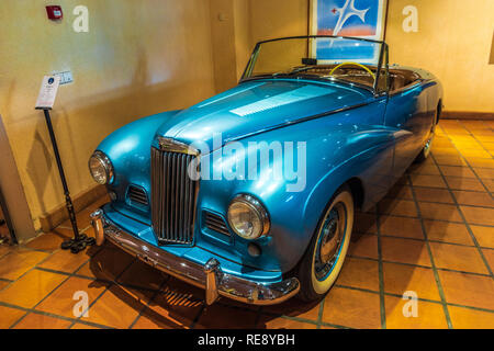 FONTVIEILLE, MONACO - Juin 2017 : blue SUNBEAM ALPINE CABRIO 1954 à Monaco Top Cars Collection Museum. Banque D'Images