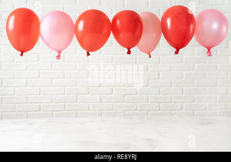 Valentines Day composition avec ballons rouge sur blanc Banque D'Images