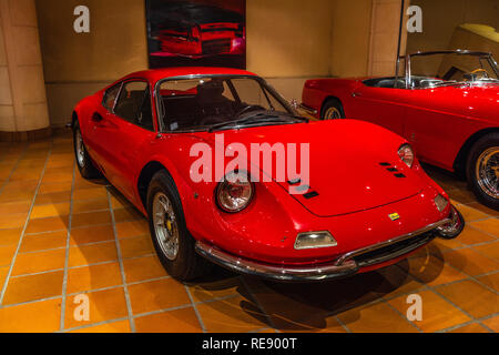 FONTVIEILLE, MONACO - Juin 2017 : rouge Ferrari 246 DINO GT 1973 à Monaco Top Cars Collection Museum. Banque D'Images