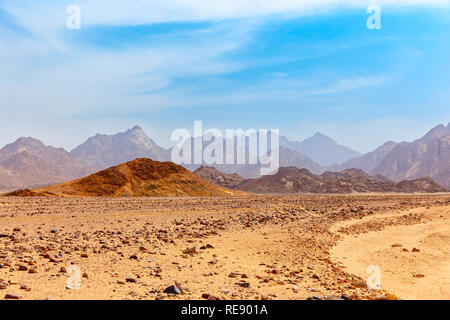 Avec les montagnes du désert sans vie en Egypte, l'Afrique Banque D'Images