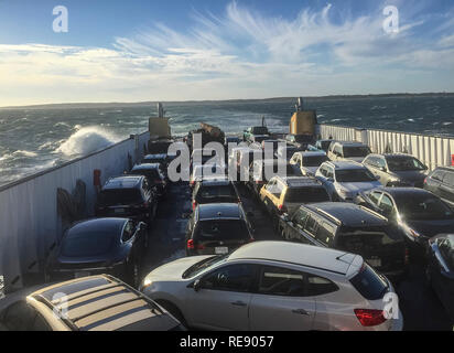 Martha's Vineyard, Massachusetts - le 21 octobre 2018 - Car-ferry traverse l'île pour atteindre l'océan Banque D'Images