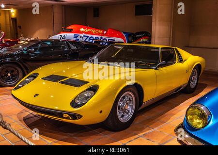 FONTVIEILLE, MONACO - Juin 2017 : jaune Lamborghini Miura P400 1967 à Monaco Top Cars Collection Museum. Banque D'Images