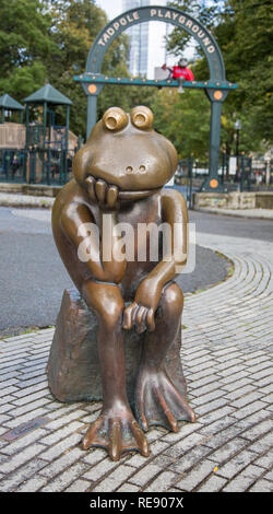 Boston, Massachusetts - le 25 octobre 2018 - Bronze frog donne sur une aire de têtard Banque D'Images