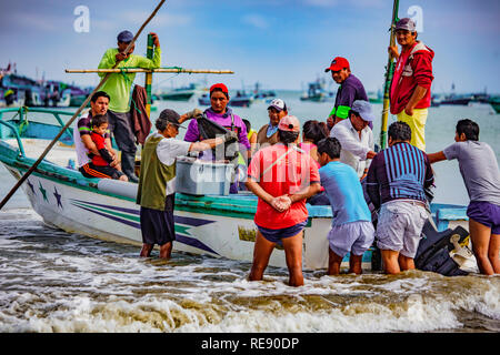 Puerto Lopez, ÉQUATEUR - 12 septembre 2018 - Les hommes se rassemblent et parlent de la prise du jour Banque D'Images