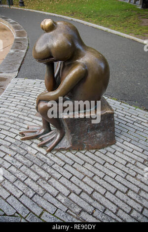 Boston, Massachusetts - le 25 octobre 2018 - Bronze frog donne sur une aire de têtard Banque D'Images