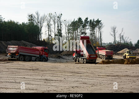 KRUSZYN, KRAJENSKI SZKOCJA, kujawsko-pomorskie/Pologne - 4 novembre 2017 - S5 site de construction avec trois homme kipper dumpers apportant du sable sur le roa Banque D'Images