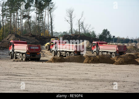 KRUSZYN, KRAJENSKI SZKOCJA, kujawsko-pomorskie/Pologne - 4 novembre 2017 - S5 site de construction avec trois homme kipper dumpers apportant du sable sur le roa Banque D'Images