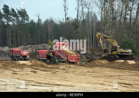 KRUSZYN KRAJENSKI kujawsko-pomorskie, POLOGNE/- 13 novembre 2017 - S5 site de construction avec trois homme kipper dumper pelle et Banque D'Images