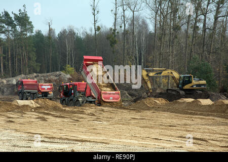 KRUSZYN KRAJENSKI kujawsko-pomorskie, POLOGNE/- 13 novembre 2017 - S5 site de construction avec trois homme kipper dumper pelle et Banque D'Images