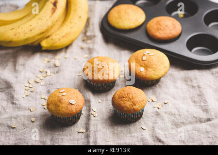 Muffins banane vegan sain avec des flocons d'avoine sur le linge de l'arrière-plan. Image tonique, selective focus Banque D'Images