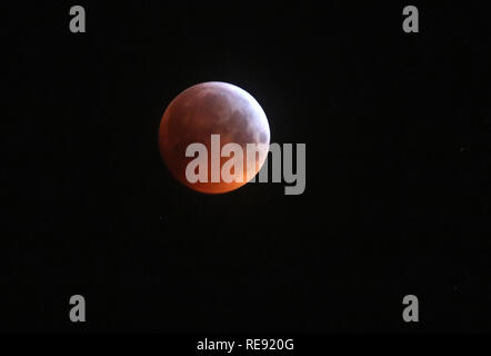 Un super loup lune de sang dans le ciel au-dessus d'Édimbourg durant une éclipse lunaire. Banque D'Images