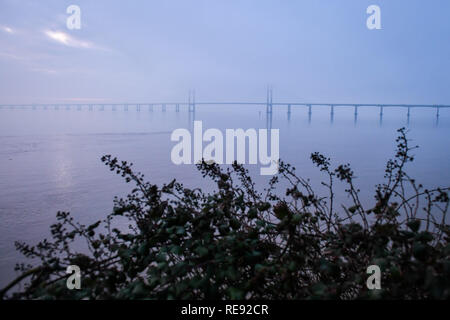 Au lever de la brume entoure le Prince de Galles, pont au-dessus du fleuve estuaire du Severn entre l'Angleterre et au Pays de Galles, où la nuit a empêché un nuage de givre et obscurci la vue de l'éclipse lunaire totale pour de nombreuses régions de l'ouest du pays. Banque D'Images