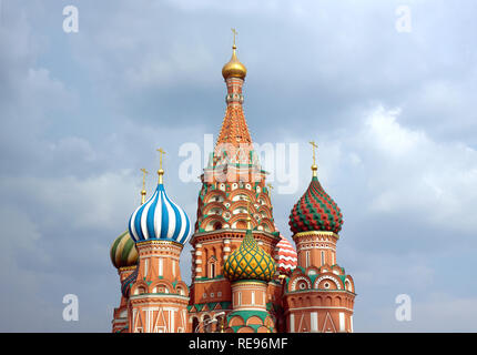 La Cathédrale Saint-Basile sur la Place Rouge à Moscou La Russie contre ciel nuageux Banque D'Images