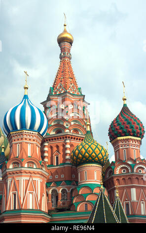 La Cathédrale Saint-Basile sur la Place Rouge à Moscou La Russie contre ciel nuageux Banque D'Images