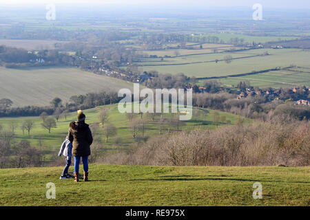 Les personnes bénéficiant de la vue de Coombe Hill, Wendover, España. Aylesbury Vale. Chilterns paysage. Banque D'Images