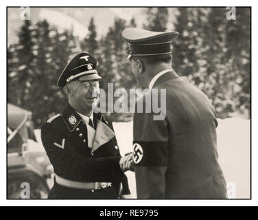 1939 Reichsführer Heinrich Himmler de la Schutzstaffel (SS), l'Escadron de protection, et l'un des principaux membres du parti nazi (NSDAP) de l'Allemagne, accueille le Führer Adolf Hitler au Berghof Obersalzberg près de Berchtesgaden Allemagne Bavière en hiver Banque D'Images